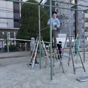 遊具塗装ボランティアを行いました